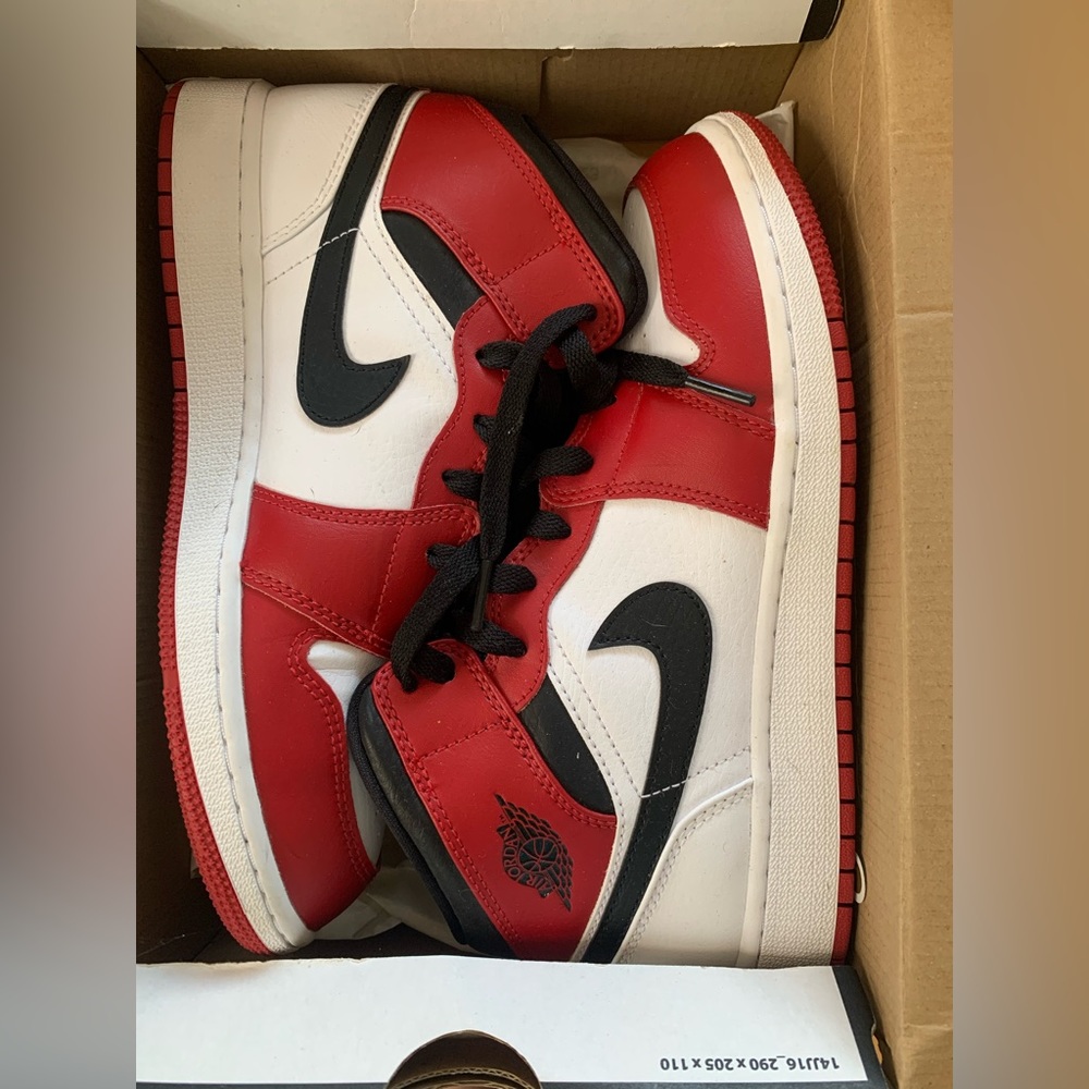 7Y / 8.5 AIR JORDAN MIDS CHICAGOS - black, red & white